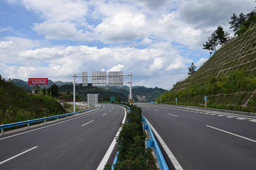 自動運行的高速公路視頻監控配電箱管理系統